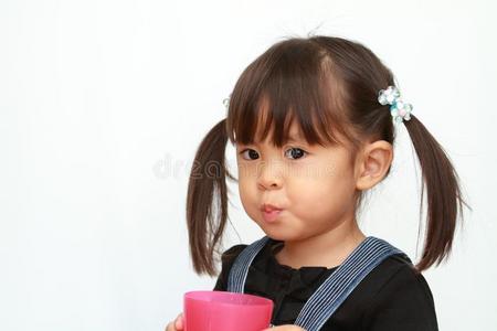 日本人女孩喝饮料水