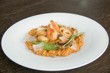意大利调味饭和海产食品向白色的盘子