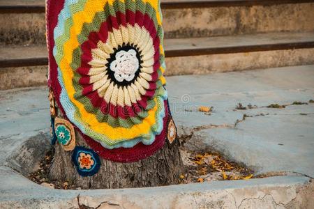 树和暴风雨纱.装饰和有色的羊毛.大街艺术