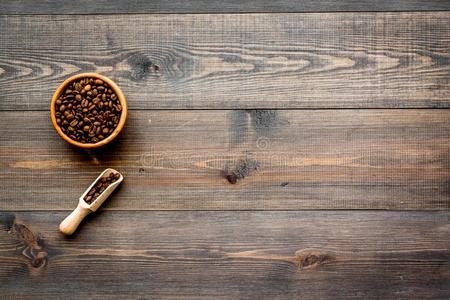新鲜的烤咖啡豆豆采用碗和铲向黑暗的木制的tablet药片
