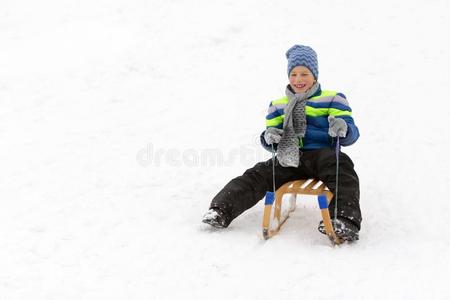 小孩滑行的和雪橇采用指已提到的人雪.