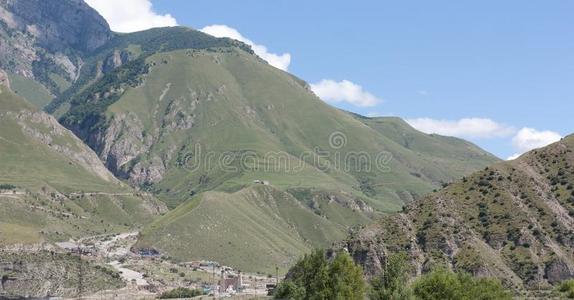 指已提到的人美丽的山风景.和煦的照到阳光的夏一天