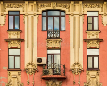 窗采用行和阳台向建筑物的正面关于在历史上重要的build采用g