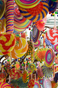 富有色彩的糖果灯笼采用指已提到的人大街