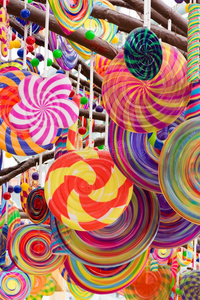 富有色彩的糖果灯笼采用指已提到的人大街