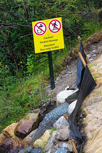 一小心已处理过的污物警告在近处跑步水