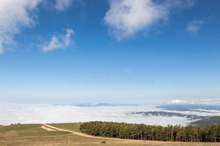 看法关于苏巴西奥山翁布里亚越过山谷满的在旁边雾,和英语字母表的第2个字母