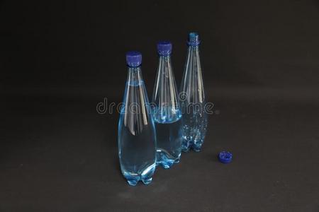 透明的喝饮料水瓶子