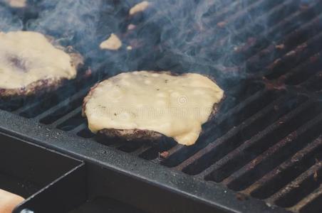 准备关于夹干酪和碎牛肉的三明治向烤架社交聚会在家庭barbecue吃烤烧肉的野餐一天