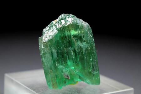 乏葱翠的绿色的辉绿岩乏锂辉石紫锂辉石结晶照片