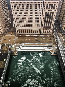 冷冻的厚厚的一块关于冰向芝加哥河同样地看见从在上面.