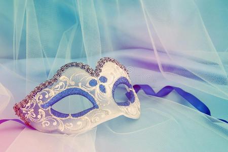 影像关于微妙的优美的威尼斯的面具越过蓝色丝和薄纱