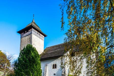 老的教堂采用小的来自瑞士的城镇,秋国旗