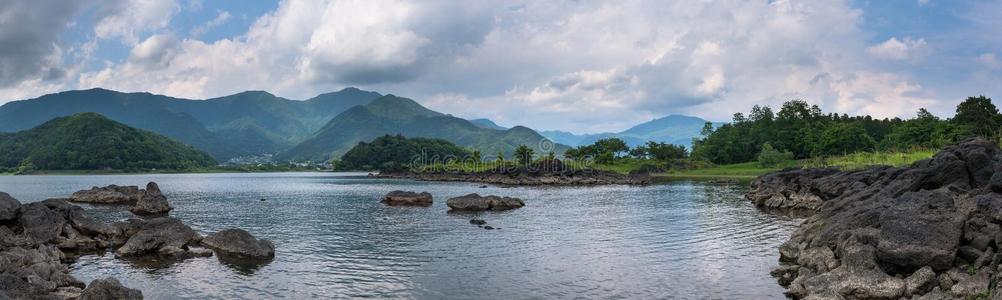 多岩石的火山的岸关于指已提到的人川口湖