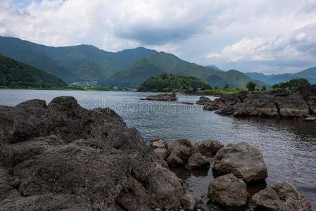 多岩石的火山的岸关于指已提到的人川口湖