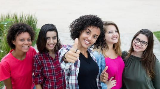 拉丁文美国人女人展映拇指和组关于女朋友