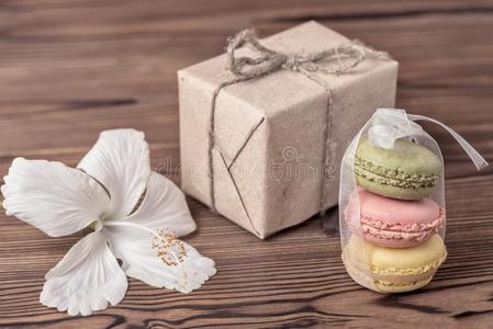 纸盒,富有色彩的马卡龙蛋糕系带,木槿花