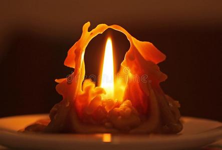 熔化的温暖熔化的蜡烛照片