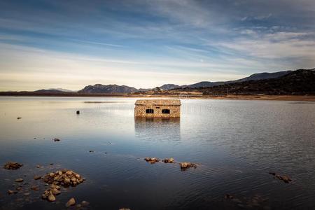 被放弃的和部分地在水中的石头建筑物采用湖采用角