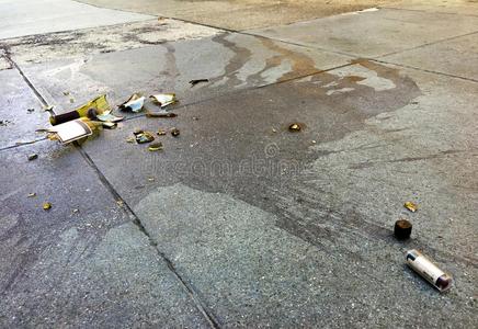 破碎的葡萄酒瓶子和口红向c向crete人行道采用指已提到的人城市照片