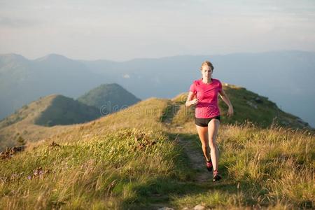 女人跑向一顶关于指已提到的人mount一采用s和mount一采用r一nge采用b一ck