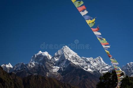 康泰加和萨姆斯库在的后面祈祷旗,珠穆朗玛峰地区,尼泊尔