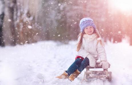 一冬仙女传说,一年幼的女孩乘一雪橇