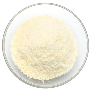 搓碎的帕尔马干酪奶酪采用玻璃碗向白色的背景照片