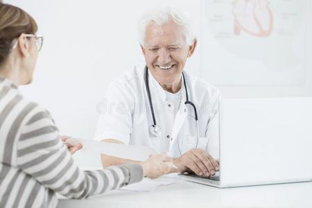 微笑的医生使用便携式电脑