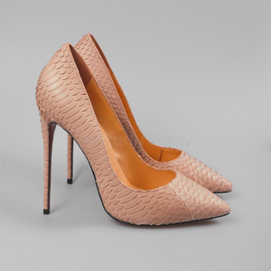 粉红色的鞋子女人图片-粉红色的鞋子女人素材-粉红色的鞋子女人插画