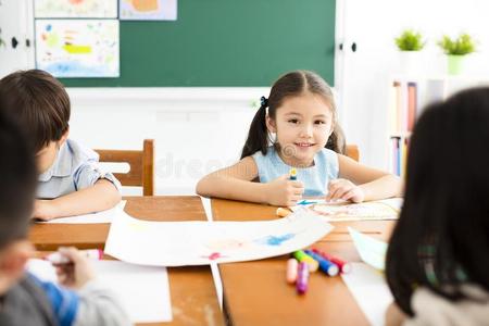 小的女孩绘画采用指已提到的人教室