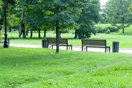 公园长凳和胡同采用公园在户外