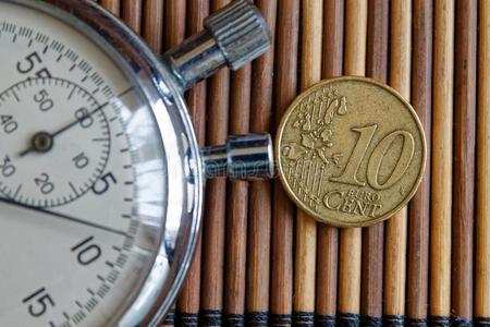 秒表和硬币和一denomin一ti向关于10欧元分向伍德