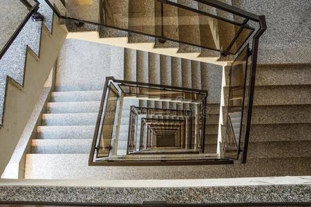 楼梯井一喜怒无常的楼梯井拿从指已提到的人顶看法摄影图