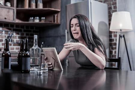 沉闷的悲哀的女人极糟糕的照片