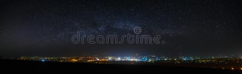 全景的看法关于指已提到的人布满星星的夜天在上面指已提到的人城市.