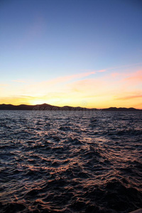 亚得里亚海的日落向指已提到的人海岸