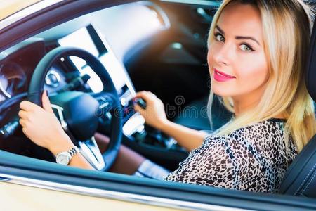 幸福的年幼的女人采用指已提到的人现代的奢侈汽车