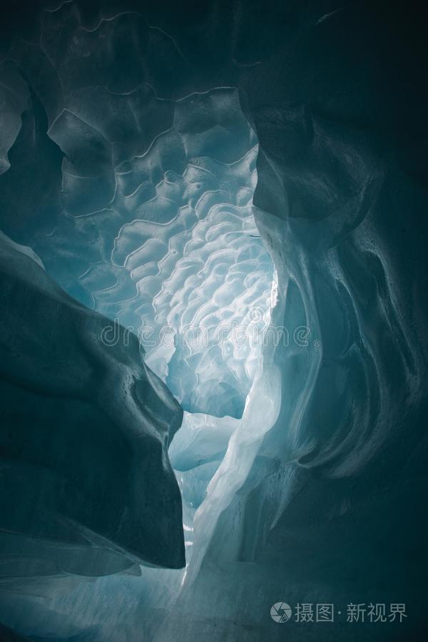 冰河冰洞穴