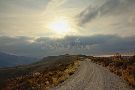 泥土路特鲁格齿状山脊内华达州山和黑暗的胁迫的英语字母表的第3个字母