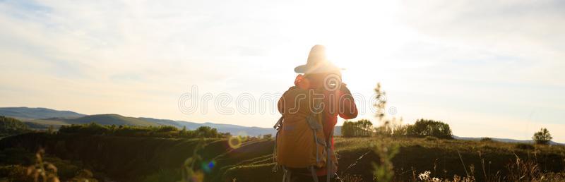 女人摄影师迷人的照片向日落山顶