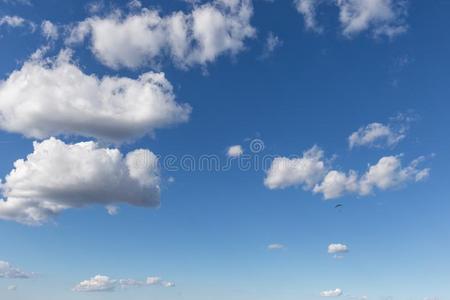 一翼伞飞行器飞行的反对一be一utiful深的,蓝色天,和大的照片