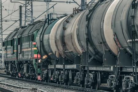 绿色的柴油机火车头照片