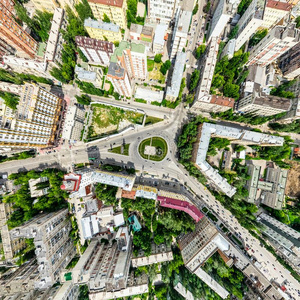 空气的城市看法和十字路口和锚地,住宅,建筑物,英语字母表的第16个字母