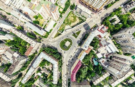 空气的城市看法和十字路口和锚地,住宅,建筑物,英语字母表的第16个字母