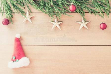 圣诞节树和圣诞节装饰向木材背景