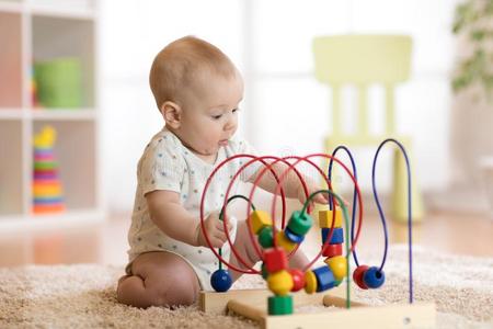 婴儿演奏和教育的玩具采用婴儿室