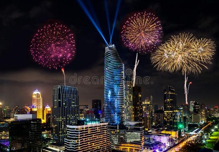 富有色彩的烟火新的年庆祝采用城市风光照片关于扇形棕榈细纤维