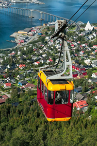 缆绳汽车在上面特罗姆瑟城市,挪威