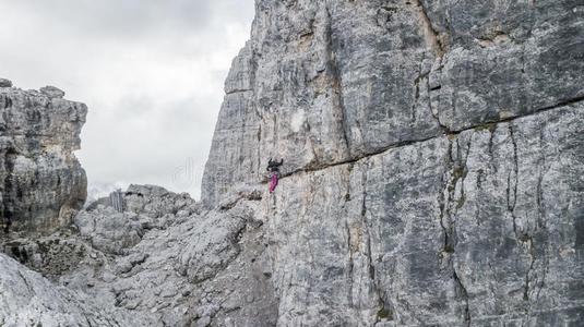 女性的岩石登山者向指已提到的人五人名最高的山峰 丝膜英语字母表中的第四个字母 相似素材图片 摄图新视界 女性的岩石登山者向指已提到的人五人名最高的山峰 丝膜英语字母表中的第四个字母 相似素材图片 摄图新视界